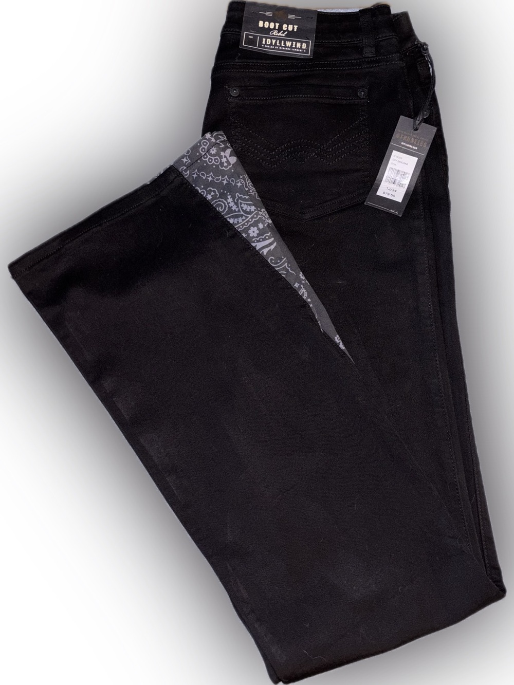 Idyllwind Miranda Lambert Black Bandana Flare Jeans NWT
Hard to Find!🤠
12/34